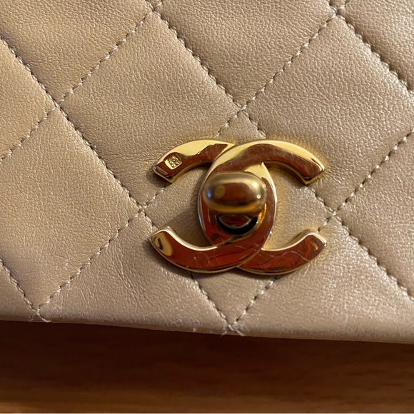 Chanel vintage beige single full flap 24k gold plated hardware with turn lock - Picture 10 of 13